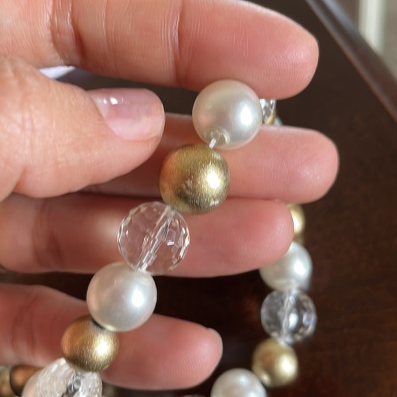 Beautiful gold and white necklace - Picture 3 of 3